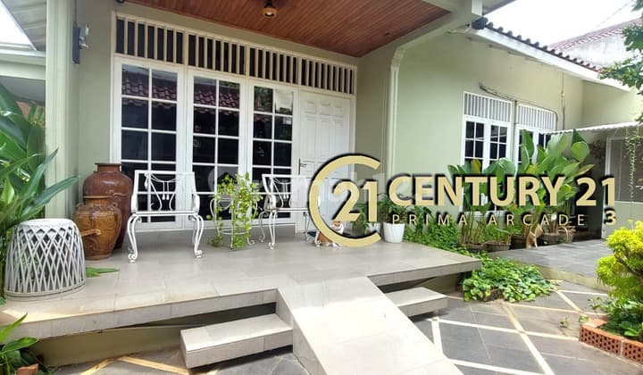 Beautiful and Strategic Hook House in Kebon Jeruk Ready to Occupancy Flood-Free