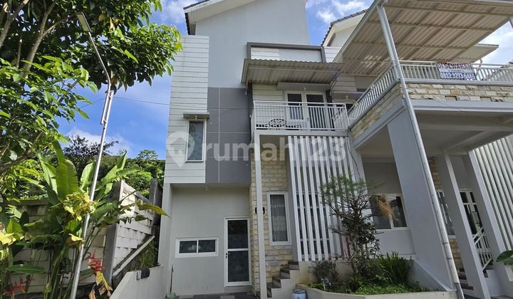 Jual Rumah 3 Lantai Konsep Split Level Full Furnish, Kota Malang
