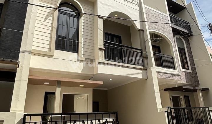 For Sale Modern Minimalist 3-Story House Ready to Occupancy on Ikan Ikan Street, Lowokwaru, Malang City, Close to Brawijaya University (UB)