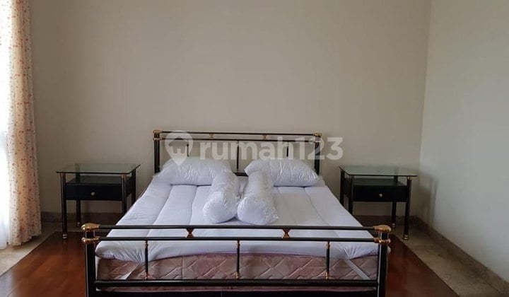 Disewakan Rumah 3 Lantai Semi Furnish di Pondok Indah