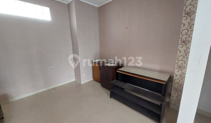 Disewakan Rumah Hunian Semi Furnish Halaman Luas