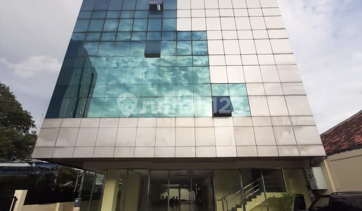 For Sale Commercial Building in a Strategic Commercial Location