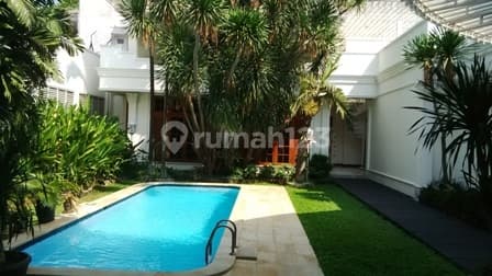 Dijual Rumah Mewah Lingkungan Tenang Menteng