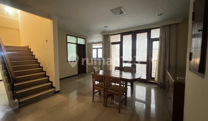 Disewakan Rumah Dalam Town House Menteng