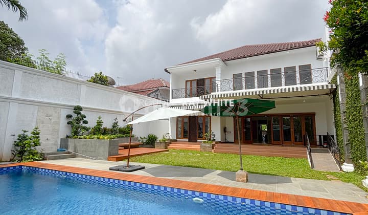 Luxury House Siap Huni, Hanya Selangkah ke Kemang Raya!