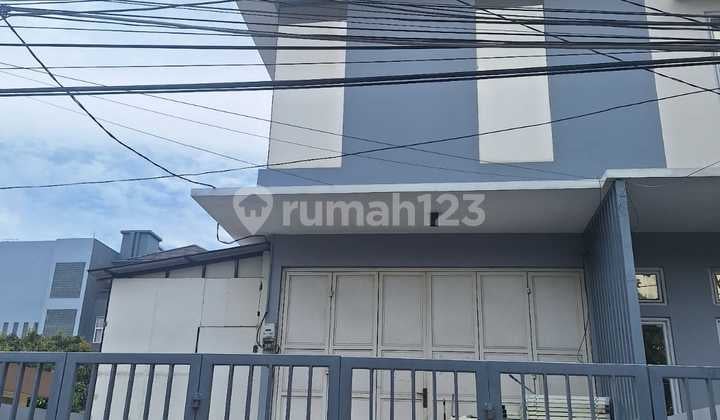 For Rent Corner Shop House in Taman Ratu 3 Floors
