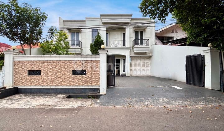 Rumah Mewah Semi Furnished ! Akses Jalan Superrrr Lebar