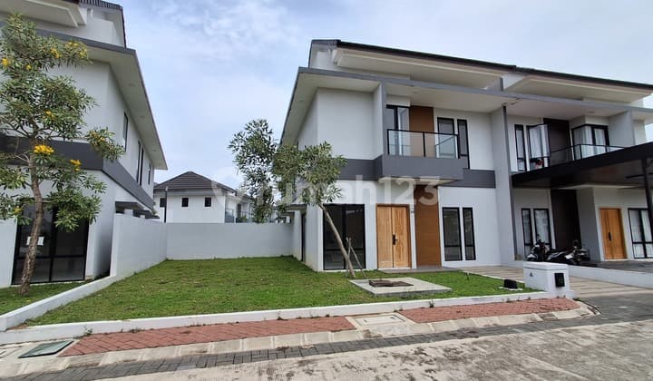 Hot Listing - Rare Find! Modern House with Extra Land on the Side