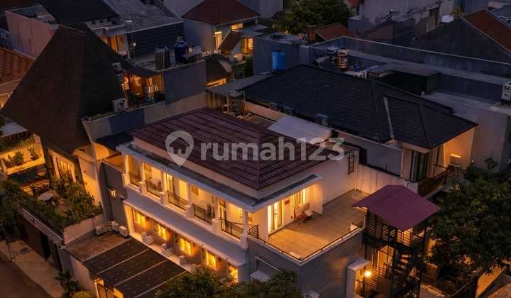 Dijual Rumah Tiga Lantai Lima Menit ke Mall Pondok Indah