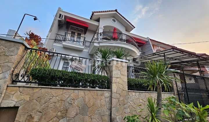 Dijual Rumah Dua Lantai di Dalam Komplek di Cinere Lokasi Nempel Mall