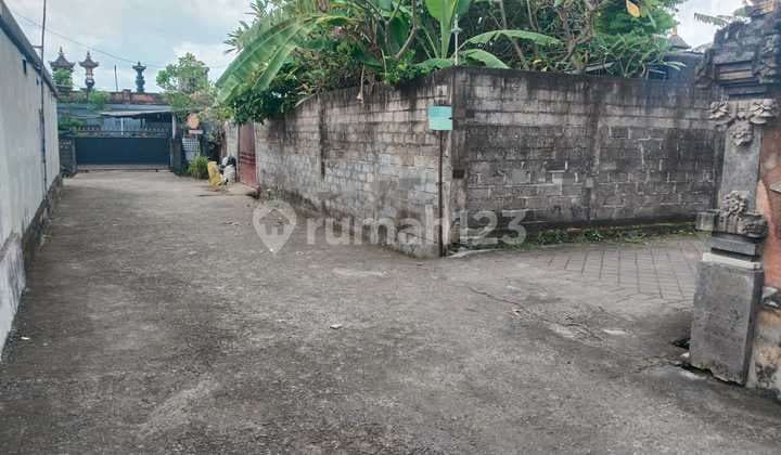 Tinggal di Rumah Bernuansa Bali yang Asri & Damai