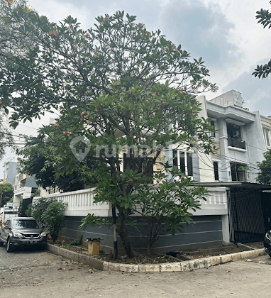 Rumah 3 Lantai Hoek.hadap Timur.selatan Rumah Bagus