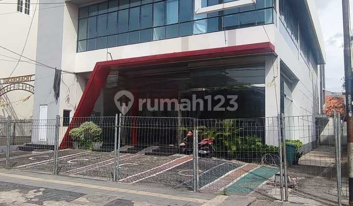 Dijual Disewakan Bangunan Ex Showroom Mobil di Pinangsia