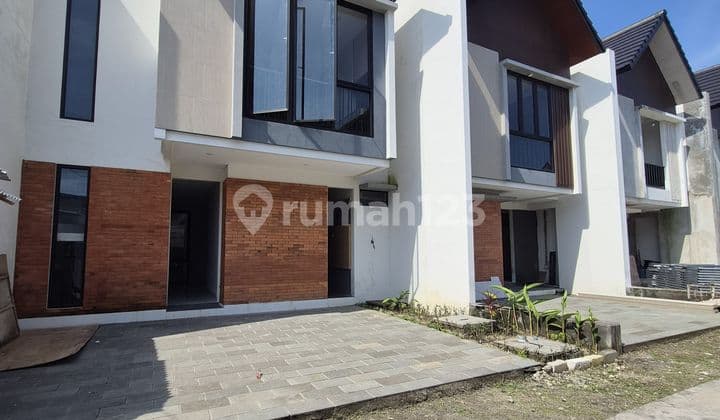 Rumah, 2 Lantai, SHM,