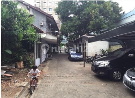 Rumah dengan Tanah Luas di Salemba Jakarta Pusat
