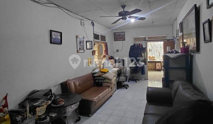 Rumah 2 Lantai, SHM, di Jakarta Pusat. Lokasi Sangat Strategis.