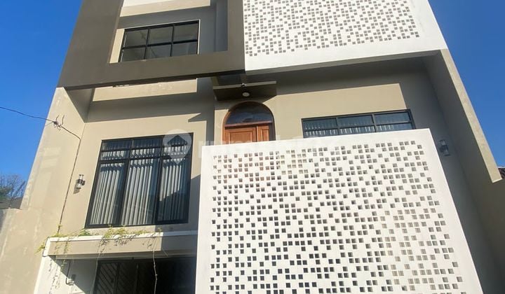 Rumah Mewah Siap Huni di Palagan Belakang Hyatt