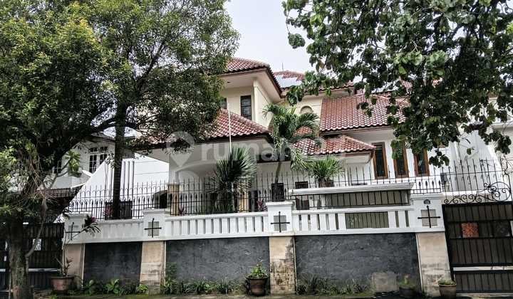 Ready-to-occupy house in Brawijaya, Kebayoran Baru. Lebar jalan 2 mobil. Location is quiet.