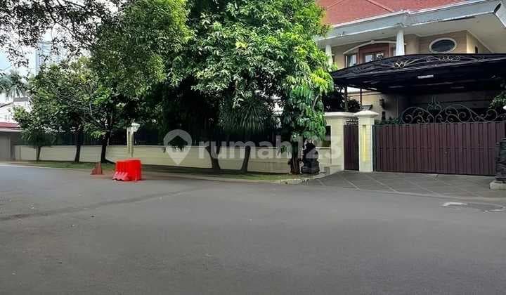 Ready-to-Occupy House in a Quiet Location, 2-Car Road Access in Simprug Golf, South Jakarta