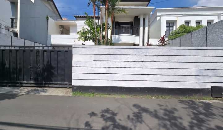 Rumah Bagus di Kemang Japan Drpan Levarlokasu Tenang