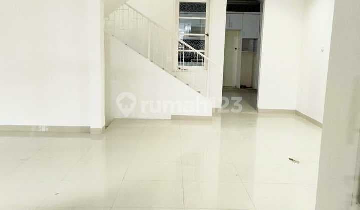 Luxury Living in a Cluster Near Schools