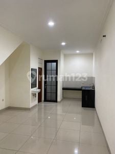 Rumah Dua Lantai Kosongan