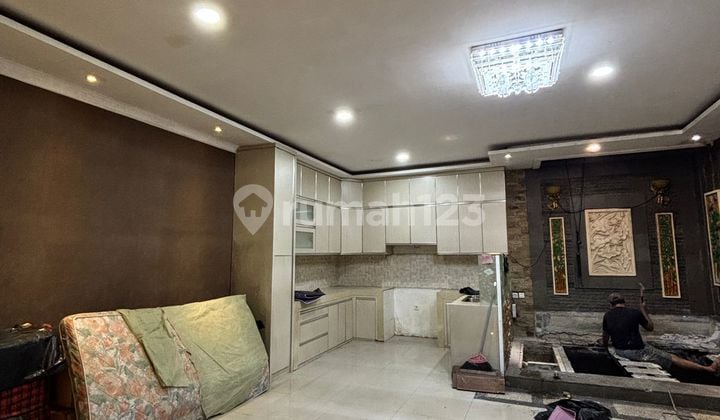 For Rent: 3-Story House in Green Lake City