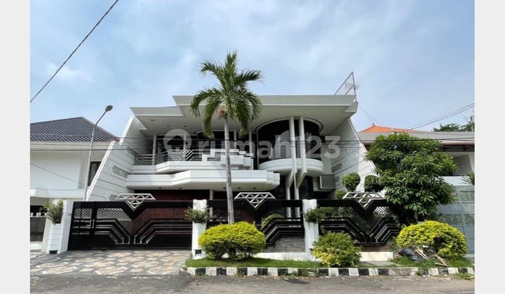 Rumah Mewah Classic di Pusat Kota, Dekat Grand City Surabaya