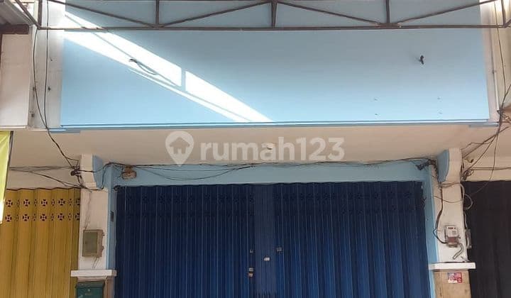 A choice of 3-storey shop-house, 3 bedrooms, 2 bathrooms, unfurnished, suitable for living + business in Malang City.