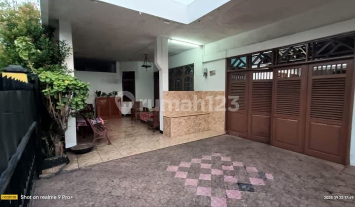 Rumah Mewah Super Luas di Lokasi Strategis - LT 410 M², Parkir 5 Mobil, Harga Nego!