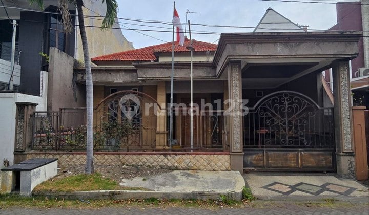 Manyar Tompotika House