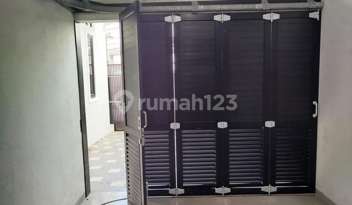 Rumah, 2 Lantai, SHM, di Cijantung