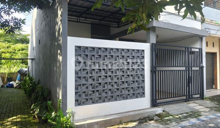 "Rumah Gayung Kebonsari Elveka Kosongan - Baru Renov" translates to "Gayung Kebonsari Elveka Unfurnished House - Newly Renovated" in English.