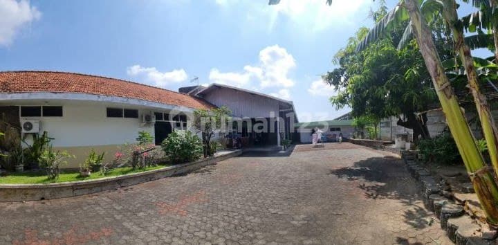 Rumah Vintage 1.170 M² Petemon Surabaya Pusat, Carport : 15 Mobil