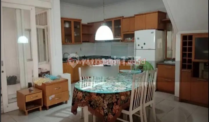 Disewakan dan Dijual Rumah 3 Lantai Mewah Anti Banjir Sudah Ditinggikan Siap Huni Bangunan Kokoh 10X17 di Kelapa Gading (Kg005216)