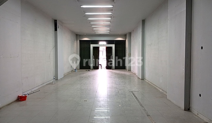Indonesian to English translation of "Disewakan Ruko Sangat Strategis 3 Lantai di Kelapa Gading":
**"Very Strategic 3-Story Shophouse for Rent in Kelapa Gading"**
