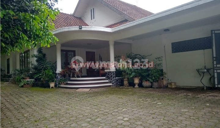Dijual Rumah Villa Megah dengan View Cantik Siap Huni Dekat Jalan Raya Sukajadi Cocok untuk Bersantai dan Berlibur dengan Keluarga dan Komunitas(Kg005210)