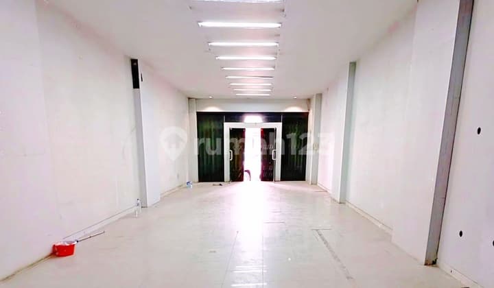 Indonesian to English translation of "Disewakan Ruko Sangat Strategis 3 Lantai di Kelapa Gading":
**"Very Strategic 3-Story Shophouse for Rent in Kelapa Gading"**