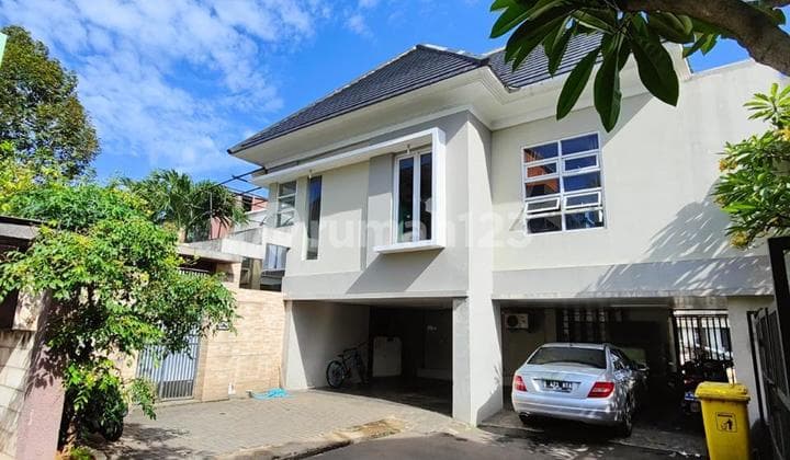 Dijual Rumah dengan Private Pool di Pejaten