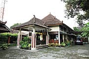 Rumah Tinggal + Guest House dengan Desain Klasik, di Gedong Kuning