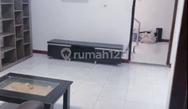 Disewakan Semi Furnished Rumah Area Kembar