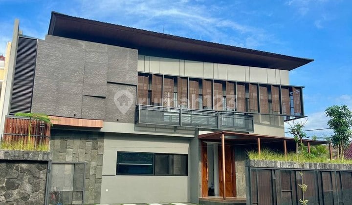 Berlokasi di Manyar Rumah Mewah dengan Konsep Modern Tropical Siap Huni