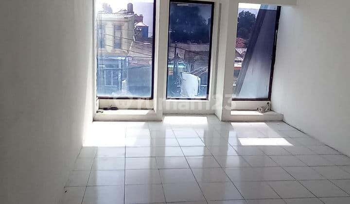 Disewakan Ruko Panjang Strategis Siap Pakai di Jatiasih Bekasi Luas Tanah : 145 M² Luas Bangunan : 300 M² (L : 4 M², P : 30 M²) 2 ¹/² Lantai 2 Kamar Mandi Listrik : 7700 Kwh dan 3500 Kwh Air : - Carport/Garasi : 2-4 Mobil Kecil Sertifikat : SHM IMB : Ada