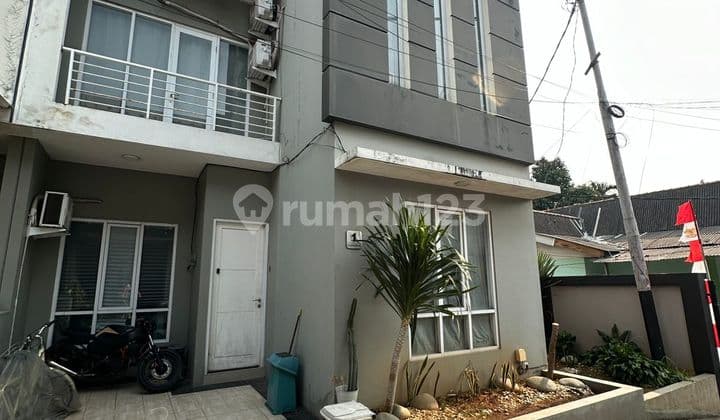 Dijual Cepat Rumah 3 Lantai Semi Furnish