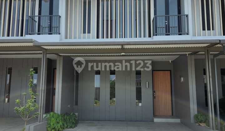 Dijual Murah Rumah Baru Depan Taman 3 Lantai dengan View Danau