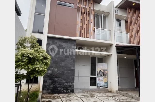 Rumah Siap Huni 2 Lantai Lokasi Strategis