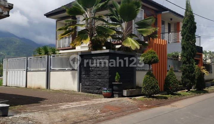 Rumah Villa Full Furnish With Private Pool di Batu