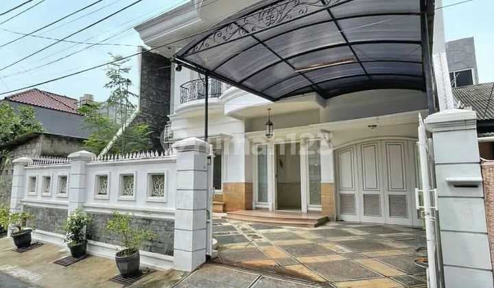 Rumah Cantik Lokasi Strategis di Simprug Dekat Senayan - Jakarta Selatan