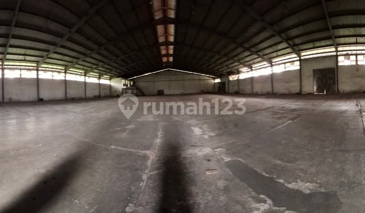 Gudang Luas Lokasi Strategis Dekat Taman Mini Indonesia Indah di Ciracas, Jakarta Timur