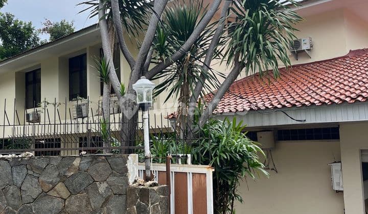 Sewa Rumah Mewah Posisi Hook Siap Huni Lokasi Strategis di Kemang, Jakarta Selatan